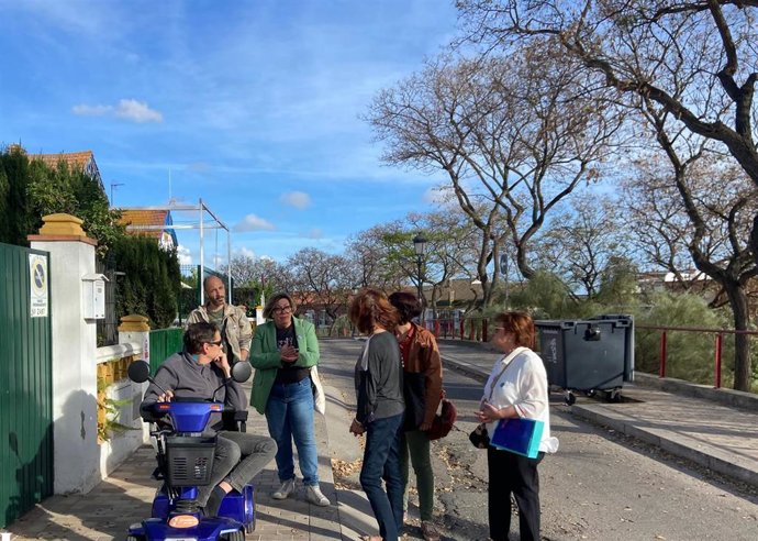 La candidata de La Izquierda de Huelva, Mónica Rossi, durante su visita al Barrio Obrero.