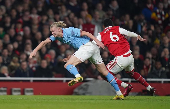 Archivo - A penalty is awarded for a foul by Arsenal's Gabriel on Manchester City's Erling Haaland before it is overturned for an offside after a VAR check during the English Premier League soccer match between Arsenal and Manchester City at the Emirate