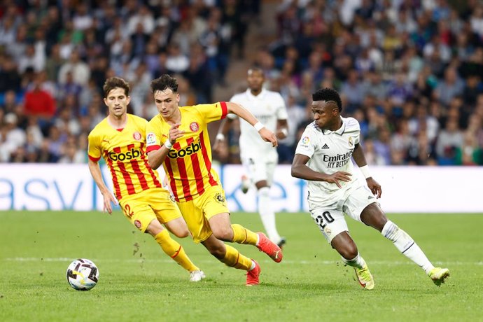 Archivo - Arnau Martinez of Girona FC and Vinicius Junior of Real Madrid in action during the spanish league, La Liga Santander, football match played between Real Madrid and Girona FC at Santiago Bernabeu stadium on October 30, 2022, in Madrid, Spain.