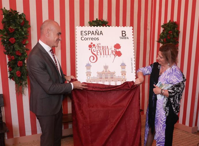 El alcalde de Sevilla y la directora de Filatelia de Correos, en la presentación de un sello dedicado a la Feria de Abril, en un acto celebrado en el Ayuntamiento.