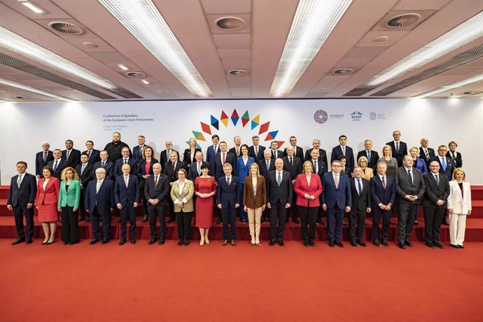 Foto de familia de los asistentes a la Conferencia de Presidentes de Parlamentos Europeos que tiene lugar en Praga.