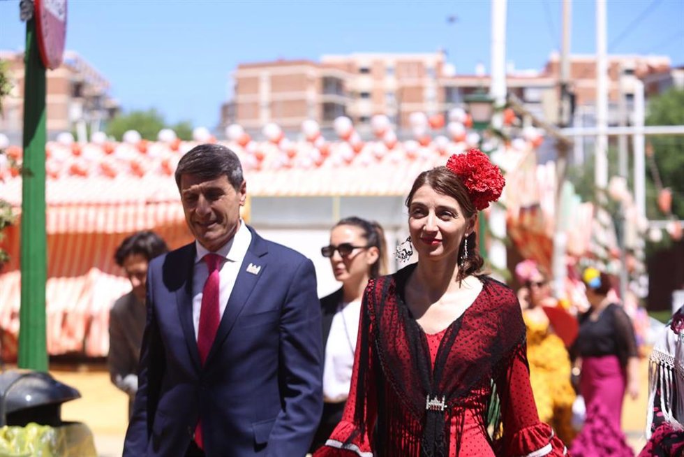 La ministra de Justicia, Pilar Llop, visita La Feria de Abril acompañada por el delegado del Gobierno en Andalucía, Pedro Fernández, a 24 de abril de 2023, en Sevilla, (Andalucía, España). La ministra de Justicia, Pilar Llop, visita las casetas de la Po