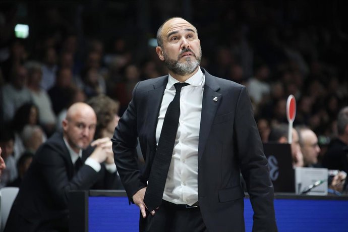 Archivo - El entrenador del Real Madrid de baloncesto, Chus Mateo, durante un partido