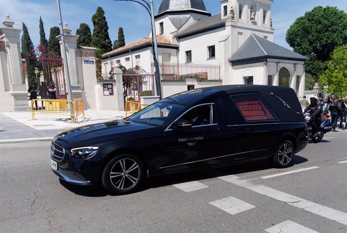 El coche fúnebre con los restos de José Antonio Primo de Rivera llegan al cementerio sacramental de San Isidro, a 24 de abril de 2023, en Madrid (España). 