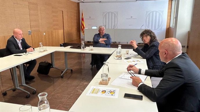 La consellera de Acción Climática, Alimentación y Agenda Rural, Teresa Jord, en una reunión con la Comunitat General de Regants del Canal d'Urgell (Lleida).