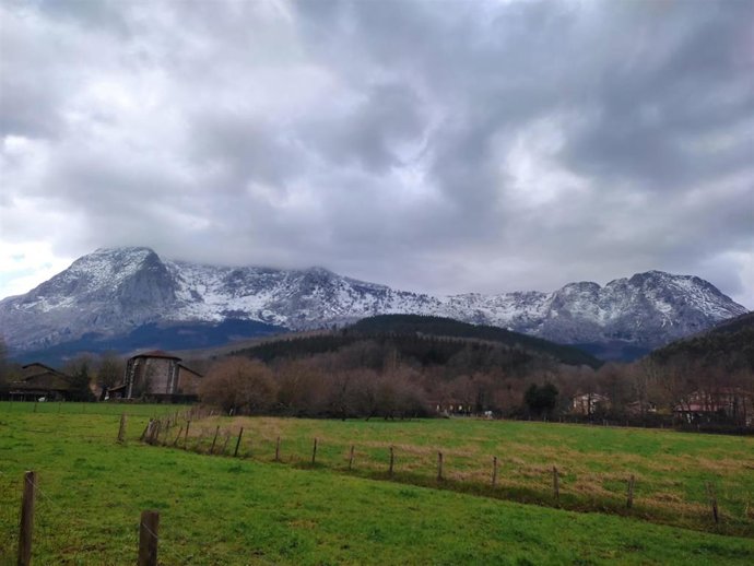 Archivo - Cielos muy nubosos en el Duranguesado (Bizkaia)