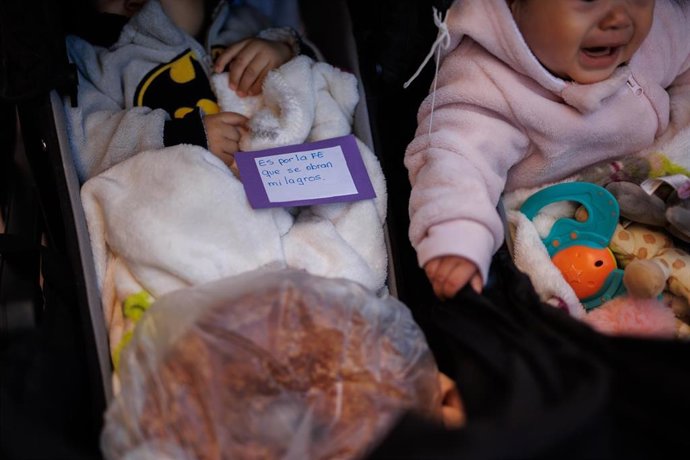 Archivo - Unos bebés durante una entrega de regalos de la Fundación Madrina a más de 100 niños vulnerables en enero de 2023, en Madrid.
