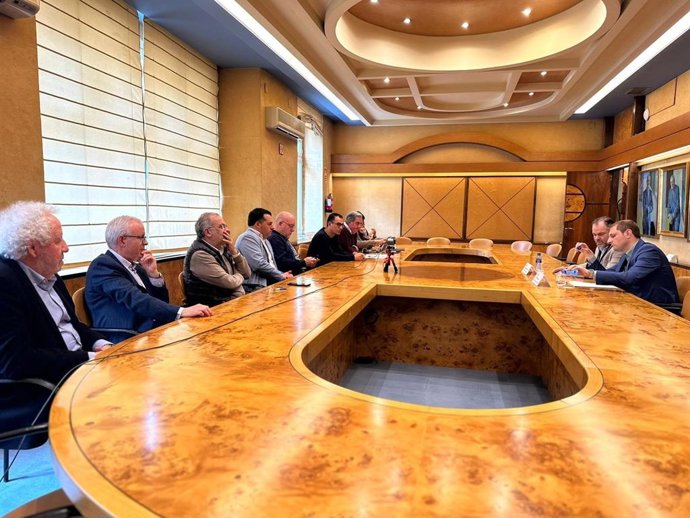 Adrián Pumares se reúne con representantes de la Cámara de Comercio.