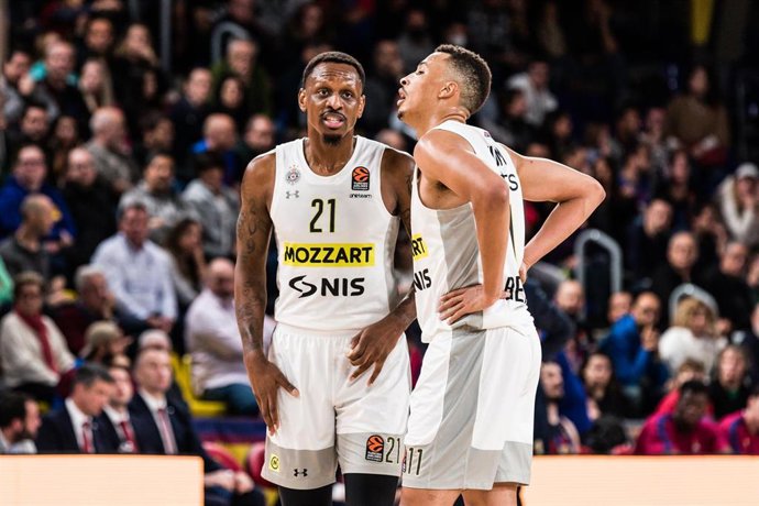 Archivo - James Nunnally y Dante Exum hablan durante un partido del Partizán Belgrado