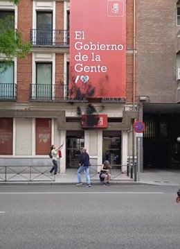 Un miembro de Futuro Vegetal ataca la sede del PSOE.