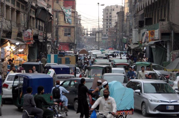 Una abarrotada calle de Peshawar, en Pakistán