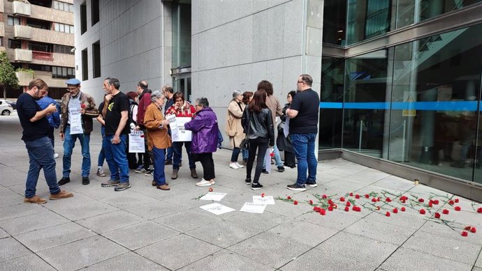Miembros de la candidatura de Podemos a las elecciones autonómicas se concentran ante la Junta Electoral Provincial.
