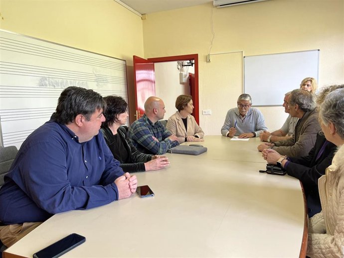 La candidata de Foro, Carmen Moriyón, se reune con los vecinos de Viesques.