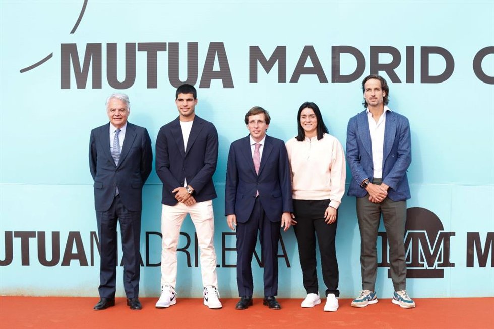 De izda a dcha: Ignacio Garralda, Carlos Alcaraz, José Luis Martínez-Almeida, Ons Jabeur y Feliciano López tras la presentación del Mutua Madrid Open 2023
