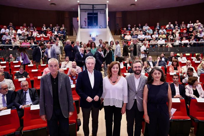 La presidenta del Govern, Francina Armengol, acompañada por la directora del Diario de Mallorca, Marisa Goñi; el consejero delegado de Prensa Ibérica, Aitor Moll, y los periodistas Matías Vallés e Iñaki Gabilondo, en el acto del Club Diario de Mallorca