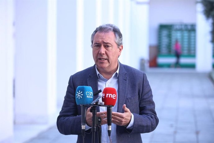 El secretario general del PSOE-A, Juan Espadas, atiende a los medios en el Parlamento andaluz.