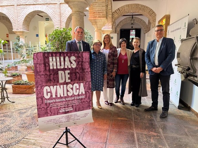 Autoridades antes de la proyección de la película-documental 'Hijas de Cynisca'.