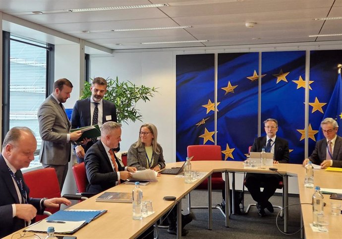 Reunión del consejero andaluz de Medio Ambiente, Ramón Fernández-Pacheco, con el comisario europeo del ramo, Virginijus Sinkevicius, este lunes en Bruselas.