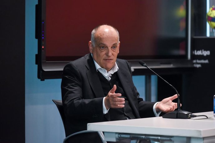 El presidente de LaLiga, Javier Tebas, durante una rueda de prensa tras una Asamblea Extraordinaria para analizar el 'caso Negreira, a 19 de abril de 2023, en Madrid (España). LaLiga ha convocado a los clubes profesionales para celebrar una Asamblea Ge