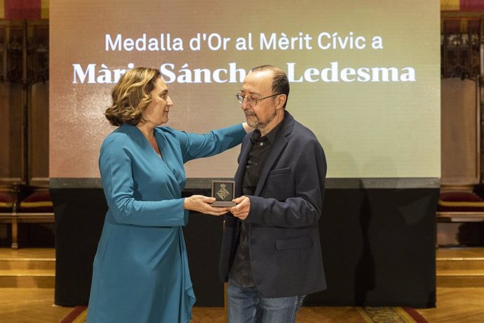 L'alcaldessa de Barcelona, Ada Colau, lliura la Medalla d'Or al Mrit Cívic a títol pstum a la periodista de RTVE Mria Sánchez Ledesma al seu marit, el també periodista Manel Lucas en un acte en el Va salar de Cent de l'Ajuntament.