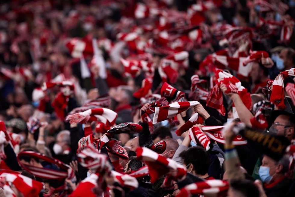 Archivo - Imagen de la aficíón del Athletic Club durante un partido en San Mamés