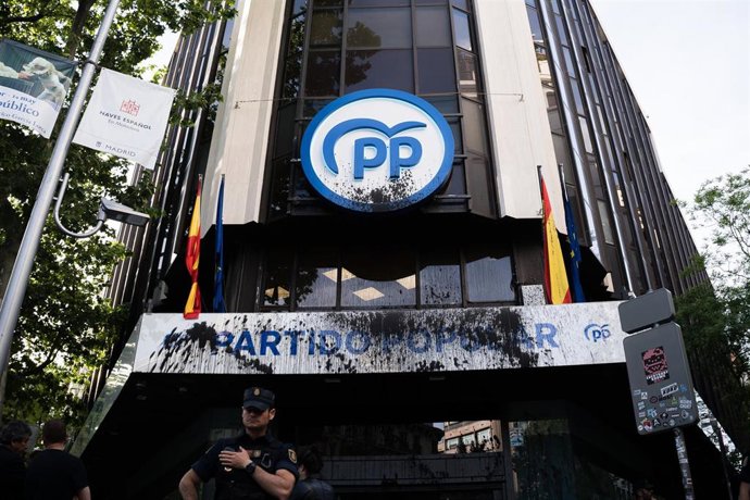 Agentes de la policía nacional frente a la fachada de la Sede del Partido Popular en la calle Génova, a 24 de abril de 2023, en Madrid (España). 