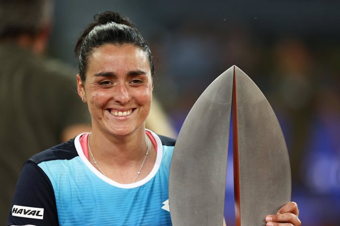 Archivo - Ons Jabeur of Tunisia poses with the champion trophy after winning against Jessica Pegula of United States during the Final WTA match during the Mutua Madrid Open 2022 celebrated at La Caja Magica on May 07, 2022, in Madrid, Spain.