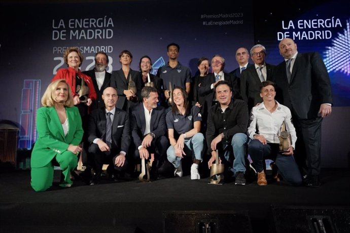 Foto de familia de los galardonados en la XXII edición de los Premios Madridiario