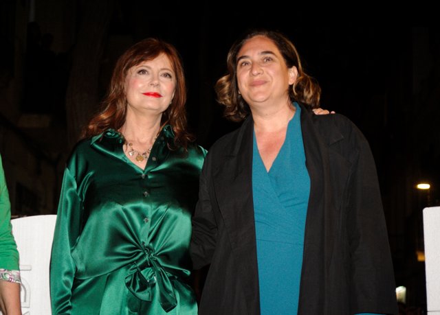 La actriz Susan Sarandon (i) y la alcaldesa de Barcelona, Ada Colau (d), durante el photocall del BCN Film Fest por el aniversario de la película 'Thelma & Louise', a 24 de abril de 2023, en Barcelona, Catalunya (España). 