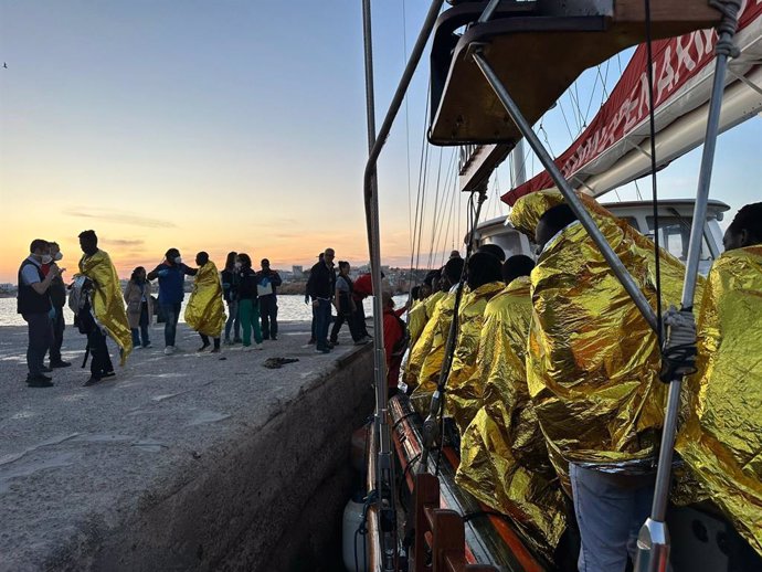 Rescate de varios migrantes naufragados en el Mediterráneo por Open Arms