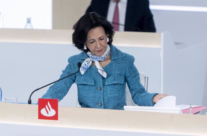 La presidenta del Banc Santander, Ana Botín, durant una junta general d'accionistes de Banc Santander, a la Ciutat Grup Santander de Boadilla de la Muntanya, a 31 de març de 2023, en Boadilla del Monte, Madrid (Espanya). 