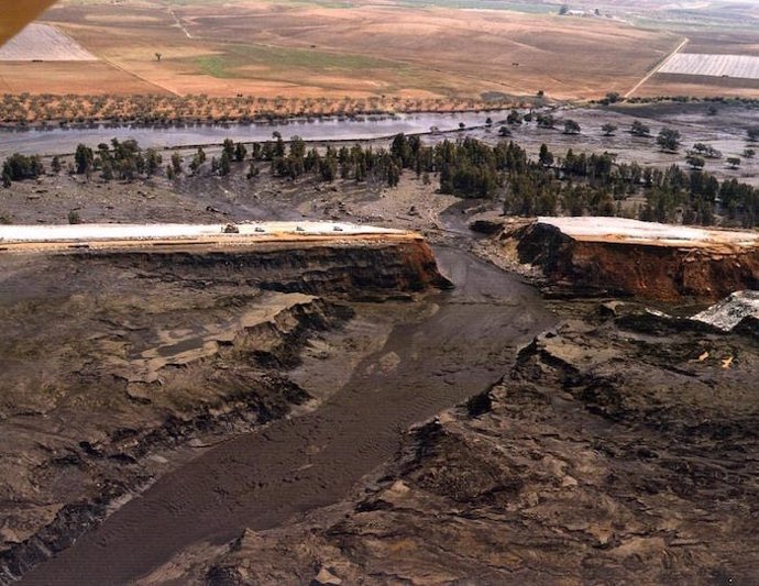 Balsa rota con lodos tóxicos de la mina de Bolidén anegando la cuenca del Guadiamar, en abril de 1998.