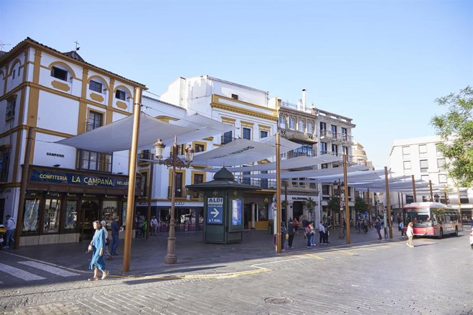 En algunas calles del centro de Sevilla ha empezado a instalarse los toldos para calmar el calor de la primavera y el verano, a 19 de abril de 2023 en Sevilla (Andalucía, España). El ayuntamiento de Sevilla ha comenzado con instalación de los toldos en 