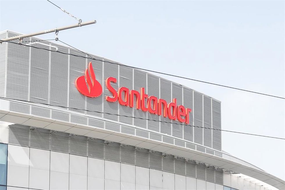 Archivo - Cartel del Banco Santander