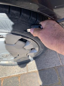 Estado de una de las ruedas pinchadas del vehículo del candidato de Torres de Albancez