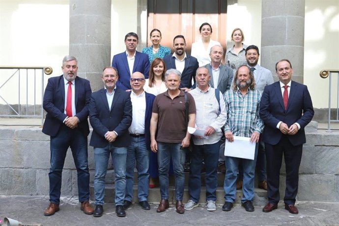 Miembros de la comisión promotora con diputados de los diferentes grupos parlamentarios el día en que se registró la iniciativa legislativa popular en el Parlamento