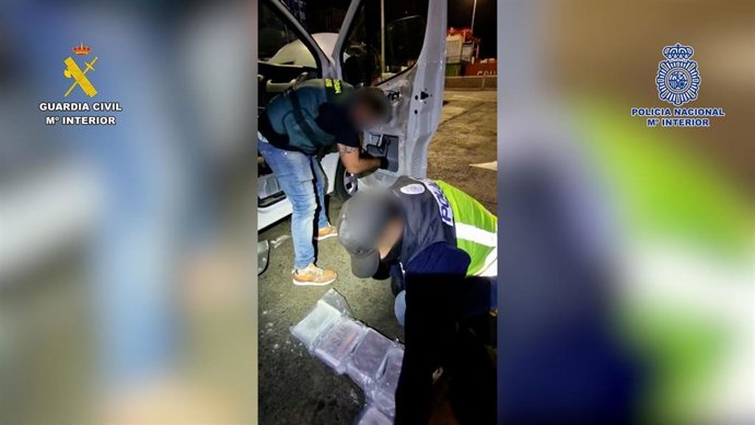 Un agente de la Policía Nacional y otro de la Guardia Civil en la aprehensión de droga escondida en un coche en el marco de la operación