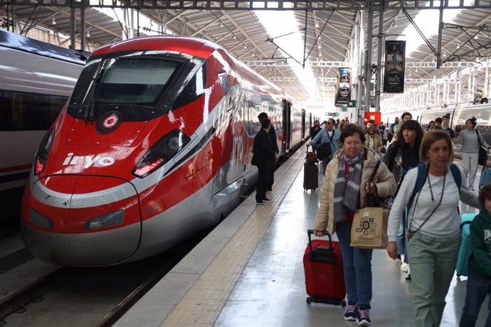 Viajeros llegan del tren de alta velocidad Iryo a la estación María Zambrano, A 31 de marzo de 2023, en Málaga (Andalucía, España).