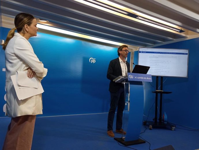 Marga Prohens y Antoni Costa, en la sede del PP.