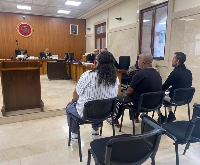 Tres hombres acusados de dar una paliza y acuchillar a un hombre hasta casi matarlo