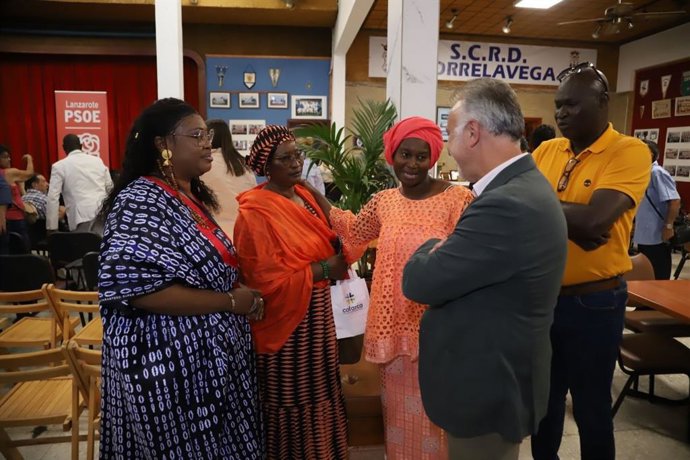 El presidente de Canarias y secretario general del PSOE de Canarias, Ángel Víctor Torres, hablando con migrantes residentes en la isla de Lanzarote
