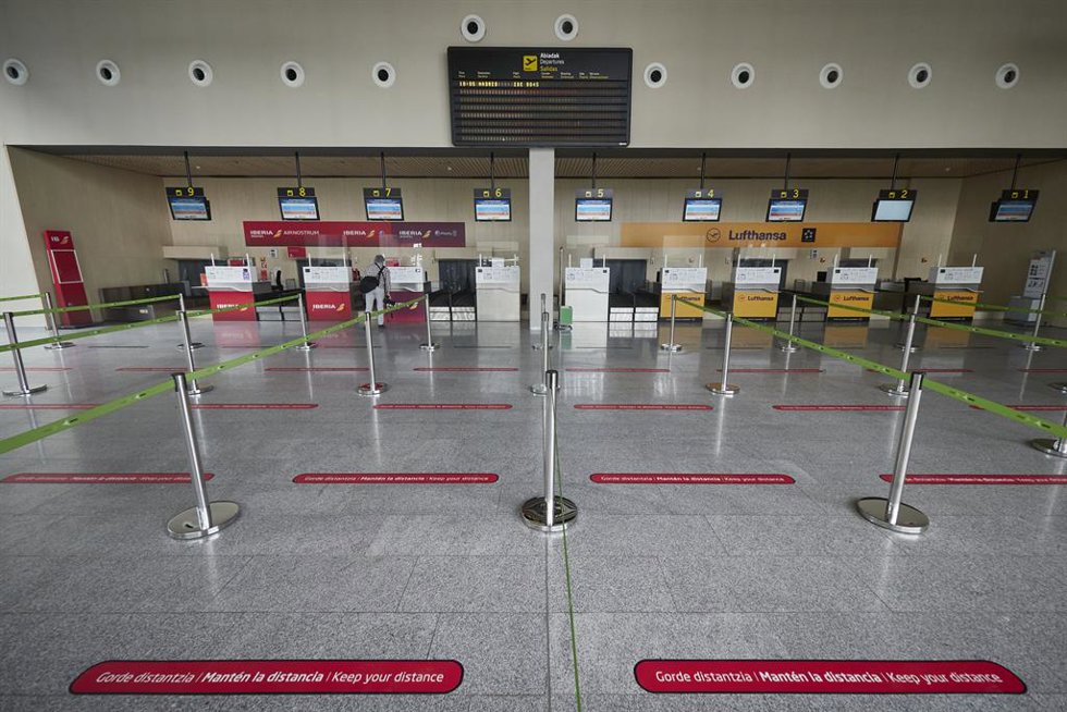 Archivo - Aeropuerto de Pamplona.