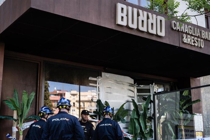 Agentes de la Policía Científica conversan en la entrada del restaurante italiano 'Burro Canaglia Bar&Resto' de la plaza de Manuel Becerra, a 24 de abril de 2023, en Madrid (España). Dos personas han fallecido y otras diez han resultado heridas, seis de
