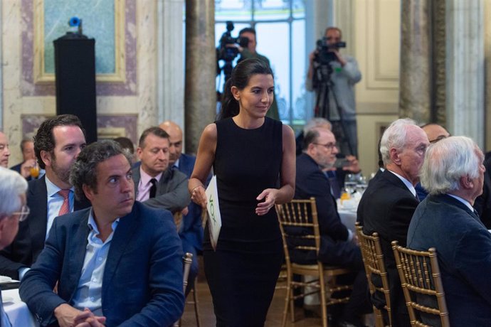 La candidata de VOX a la Presidencia de la Comunidad de Madrid, Rocío Monasterio, a su llegada a un desayuno informativo de Fórum Europa, en el Casino Gran Círculo, a 25 de abril de 2023, en Madrid (España).