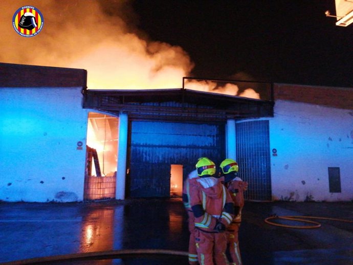 Incendi en una nau de Quart de Poblet