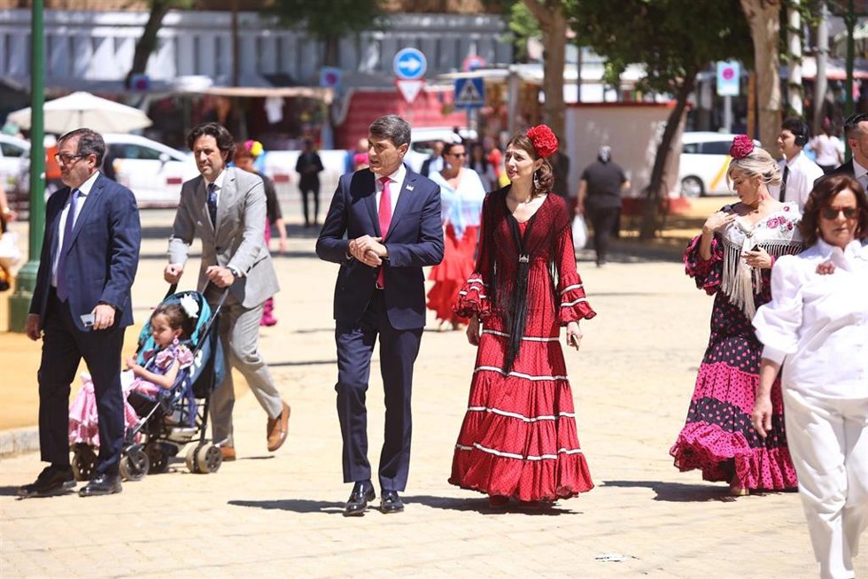 La ministra de Justicia, Pilar Llop, visita La Feria de Abril acompañada por el delegado del Gobierno en Andalucía, Pedro Fernández, a 24 de abril de 2023, en Sevilla, (Andalucía, España). La ministra de Justicia, Pilar Llop, visita las casetas de la Po