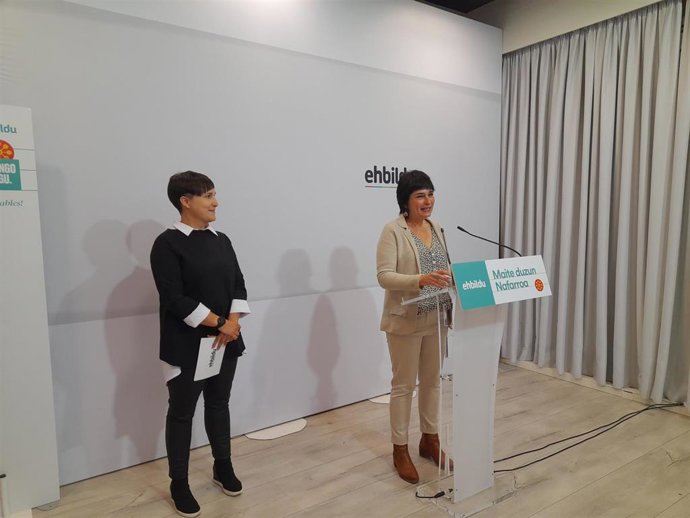 La candidata de EH Bildu a la Presidencia de Navarra, Laura Aznal, junto con la responsable de política municipal de EH Bildu, Onintze Oleaga