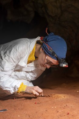 La investigadora cordobesa María Medina en Cueva Navarro (Málaga).