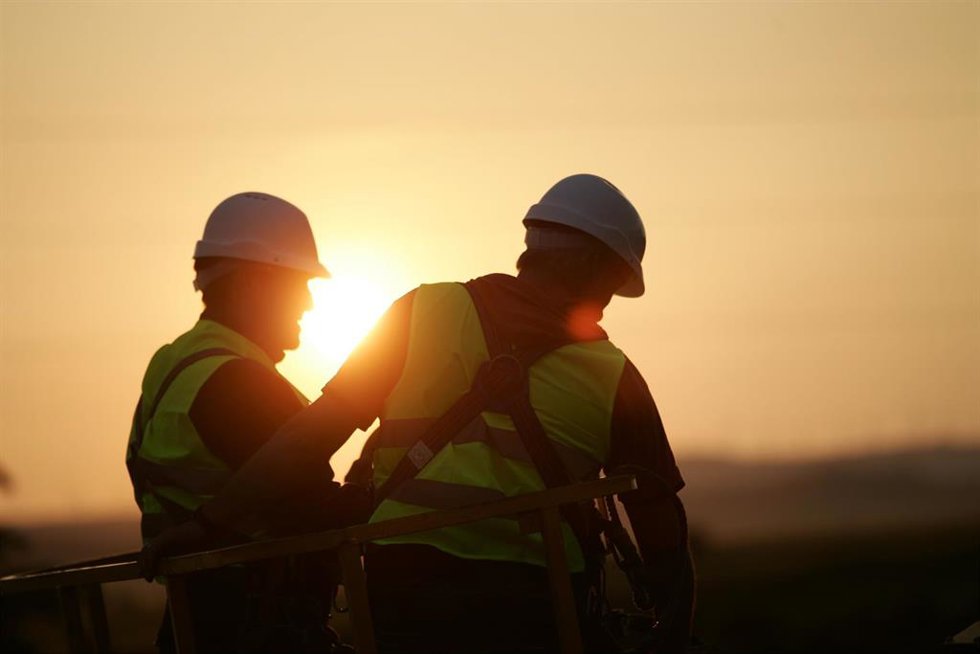 Archivo - Trabajadores de la construcción