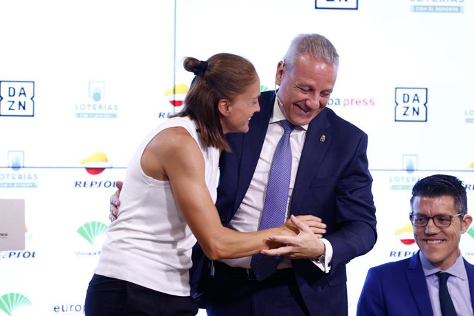 Silvia Navarro saludates to Francisco Blazquez during the Desayunos Deportivos Europa Press to Francisco Blazquez celebrated at Meeting Place on March 25, 2023 in Madrid, Spain.